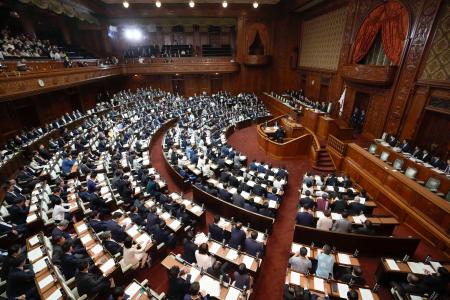 　改正風営法が可決、成立した衆院本会議＝２０日午後