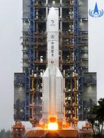 　５月、無人月面探査機「嫦娥６号」を搭載し、打ち上げられる運搬ロケット「長征５号遥８」＝中国海南省文昌（新華社＝共同）