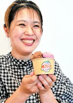試作のジェラートを披露する店主の古田さん