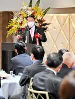 中部の支援組織の会合で、県政への思いを語る平井氏＝２月５日、倉吉市内