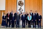 　「国際賢人会議」座長の白石隆・熊本県立大特別栄誉教授（前列左から４人目）らと写真に納まる石破首相（同５人目）＝３１日午前、首相官邸