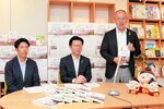 出版の狙いや本の内容を説明する遠藤ＣＥＯ（右）＝１３日、米子市法勝寺町