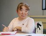 　筆談で取材に応じる古山知恵子さん＝１９日、新潟市