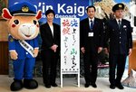 お披露目式で書道家の言水さん（右から３人目）が手がけた盗難被害防止を呼びかける看板