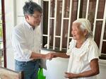 　２０２４年５月、フィリピンのリナパカン島で、日系２世の上原パムフィラさん（右）と面接する花田貴裕総領事（共同）