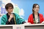 　イベントに登場した哀川翔（左）とカブトムシゆかり＝１２日、東京都墨田区