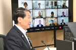 人間主導の生成ＡＩ活用について留意点を述べる平井知事＝５月３１日、鳥取県庁