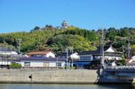 山頂近くにハワイ風土記館が建つ馬ノ山。手前は橋津川