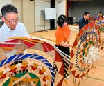踊りの練習に汗を流す美歎地区の保存会メンバーら＝２１日、鳥取市国府町宮下の宮下地区公民館