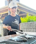 焼けたかな？　ニジマスはすぐ塩焼きに