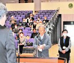 新入生を代表してあいさつした中野さん（中央）＝１６日、新温泉町湯の夢ホール