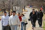 　授業を終え、アルバイト先に向かう京東大の留学生ら＝３月、韓国・江原道高城（共同）
