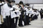 　合同会社説明会に臨む大学生・大学院生ら＝２０２４年３月、横浜市