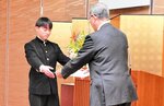 スポーツ賞に輝いた八頭高ホッケー部を代表して表彰を受ける田中竜次主将（左）＝白兎会館
