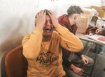 　イスラエル軍の攻撃で３歳児を失い悲しむ家族＝５日、ガザ北部ガザ市（ゲッティ＝共同）