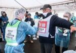 　原子力総合防災訓練で行われた、放射性物質の付着を調べる検査を受ける訓練＝１６日午前、鹿児島県姶良市
