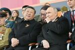　対ドイツ戦勝８０年を祝う軍事パレードを観覧するプーチン・ロシア大統領（右）と中国の習近平国家主席＝９日、モスクワ（ロシア通信提供・ロイター＝共同）