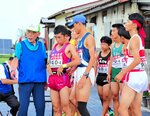 選手を走路に送り出す坂本さん（左）＝１日、湯梨浜町長江の第３中継所