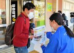 ＷＢＣ優勝を報じる号外を手にする乗降客＝２２日、ＪＲ鳥取駅前