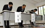 入試の出題ミスを謝罪する鳥取大の中島学長（中央）ら＝２４日、鳥取市湖山町南４丁目