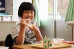 　週１度の「スクールランチ」を笑顔で食べる児童＝２０２４年１１月、青森県佐井村の佐井小
