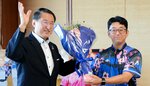 平井知事に大会結果を報告した中村さん（右）＝１２日、鳥取県庁