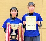 女子の部で優勝した仲倉（左）・松原組＝鳥取市民体育館
