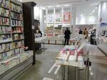 　新刊本を店頭に並べる東京都内の書店＝２０２３年