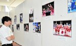 東京五輪・パラリンピックの興奮を呼び起こさせる写真展＝２４日、新温泉町の浜坂多目的集会施設ホール