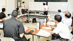 県の取り組みについて意見交換するモニターら
