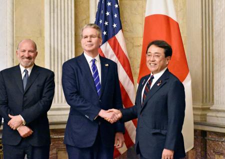 　トランプ米政権の高関税政策を巡る２回目の閣僚交渉を前に、握手する赤沢経済再生相（右）とベセント米財務長官。左はラトニック商務長官＝１日、ワシントン（代表撮影・共同）