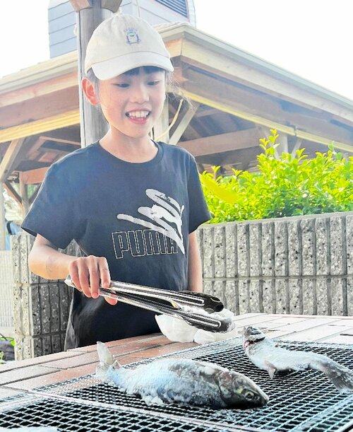 焼けたかな？　ニジマスはすぐ塩焼きに