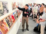「アンアン」の制作の様子を紹介する新谷さん（©マガジンハウス　ⓇＨｅａｒｓｔ　Ｈｏｌｄｉｎｇｓ，Ｉｎｃ．）