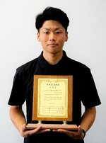 日本ＩＥ文献賞を受賞した楠本さん＝鳥取市若葉台南７丁目の県産業技術センター