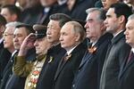 　対ドイツ戦勝８０年を祝う軍事パレードを観覧するロシアのプーチン大統領（右から４人目）と中国の習近平国家主席（同５人目）ら＝９日、モスクワ（ロシア通信提供・ＡＰ＝共同）