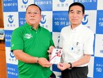 伊達市長（右）に目録を手渡す寺本社長