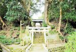 ▲富長城跡の虎口と富長神社参道