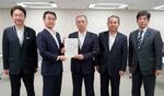 　原子力規制庁の片山啓長官（左から２人目）に要望書を手渡す園山繁会長（中央）ら＝２８日午後、東京都港区