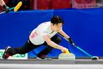 　カーリング男子世界選手権１次リーグのスコットランド戦でショットを放つ日本代表ＳＣ軽井沢クの柳沢＝ムースジョー（ロイター＝共同）