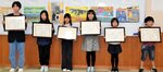 佐武賞を受賞した児童ら
