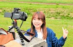 新旧車両の特長や撮影マナーの解説動画を撮るうまるさん＝２１日、伯耆町吉長