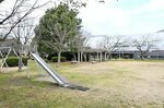 新年度に設計などを実施し、誰もが安心して快適に利用できる「インクルーシブ公園」として改修される境中央公園。奥は市民交流センター＝１７日、境港市上道町