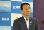 　記者会見する静岡県の鈴木康友知事＝１３日午後、静岡県庁
