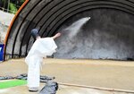 トンネルの坑口部分を塩で清める宮司＝２３日、新温泉町諸寄