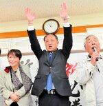 万歳をして妻の千明さんや陣営関係者と当選を喜ぶ入江さん（中央）＝９日午後１１時、湯梨浜町光吉の選挙事務所