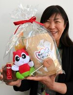 「リップちゃん」の人形などチューリップにちなんだ商品を詰め合わせた「日吉津村のお土産セット」