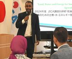 開講式で自己紹介する研修員＝２２日、鳥取市湖山町南４丁目の鳥取大