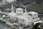 　中国電力島根原発２号機（手前）＝１１月、松江市