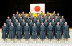 　記念写真に納まる宝塚音楽学校の新入生＝１８日午前、兵庫県宝塚市