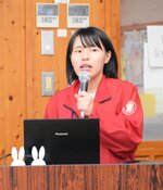 研究成果を報告する発表者